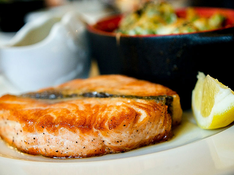 Стейк из лосося содержит большое количество белка.