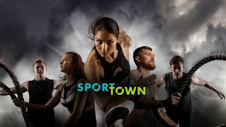Спортивные девушки и парни на фоне надписи SportTown